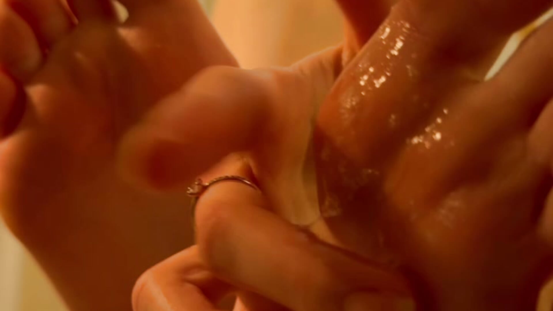 saliva on feet - video di EvaSelin modella di cam