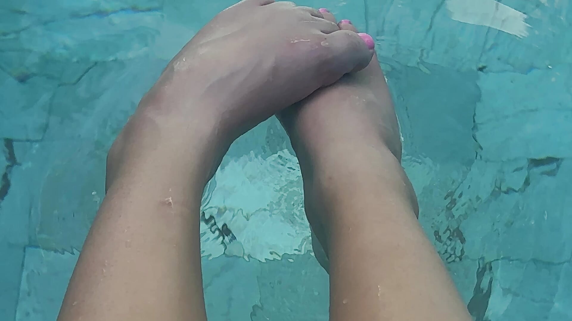 Feet ( Pink nails ) in Pool 🤍🩵💙 - video by Livewithlucy cam model