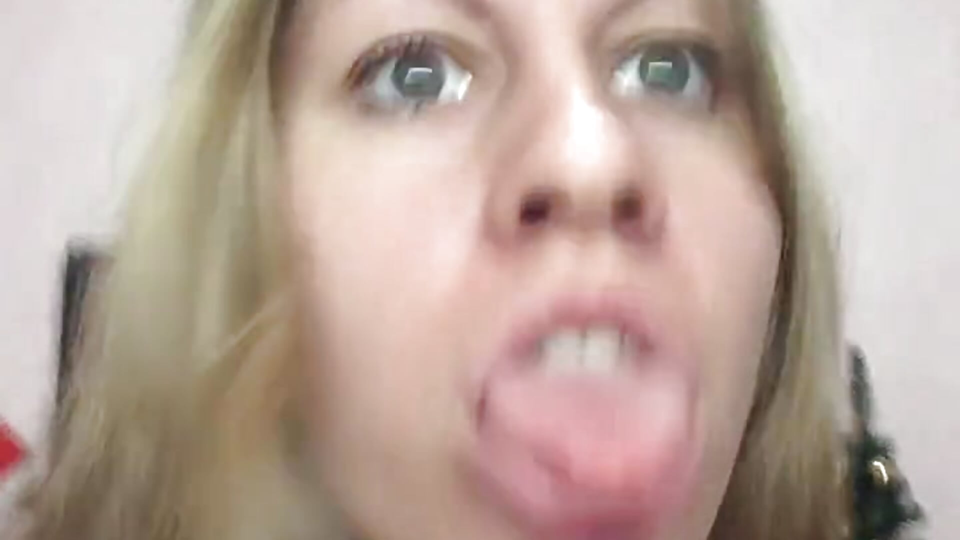 I make faces to the song: "The black keys- chop and chan".December 2016 - video av TherestlessKitty cam-modell