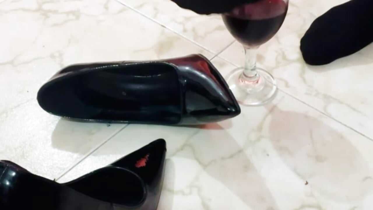 Heels, feet, nylon and a good glass of wine, the perfect combination to make our imagination fly😏 - Alice_milf_ 캠 모델의 동영상