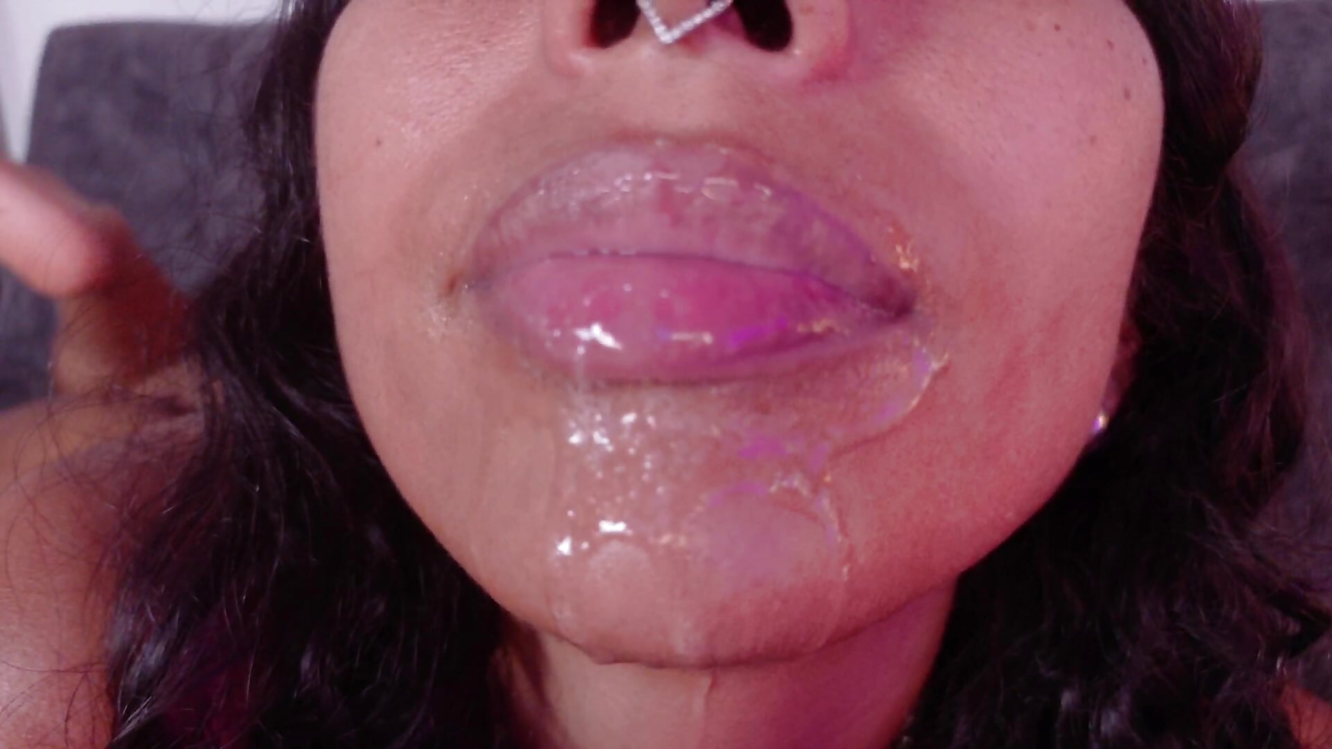 I fill my mouth with saliva and stick out my long tongue - vídeo de la modelo de cam taty_miller