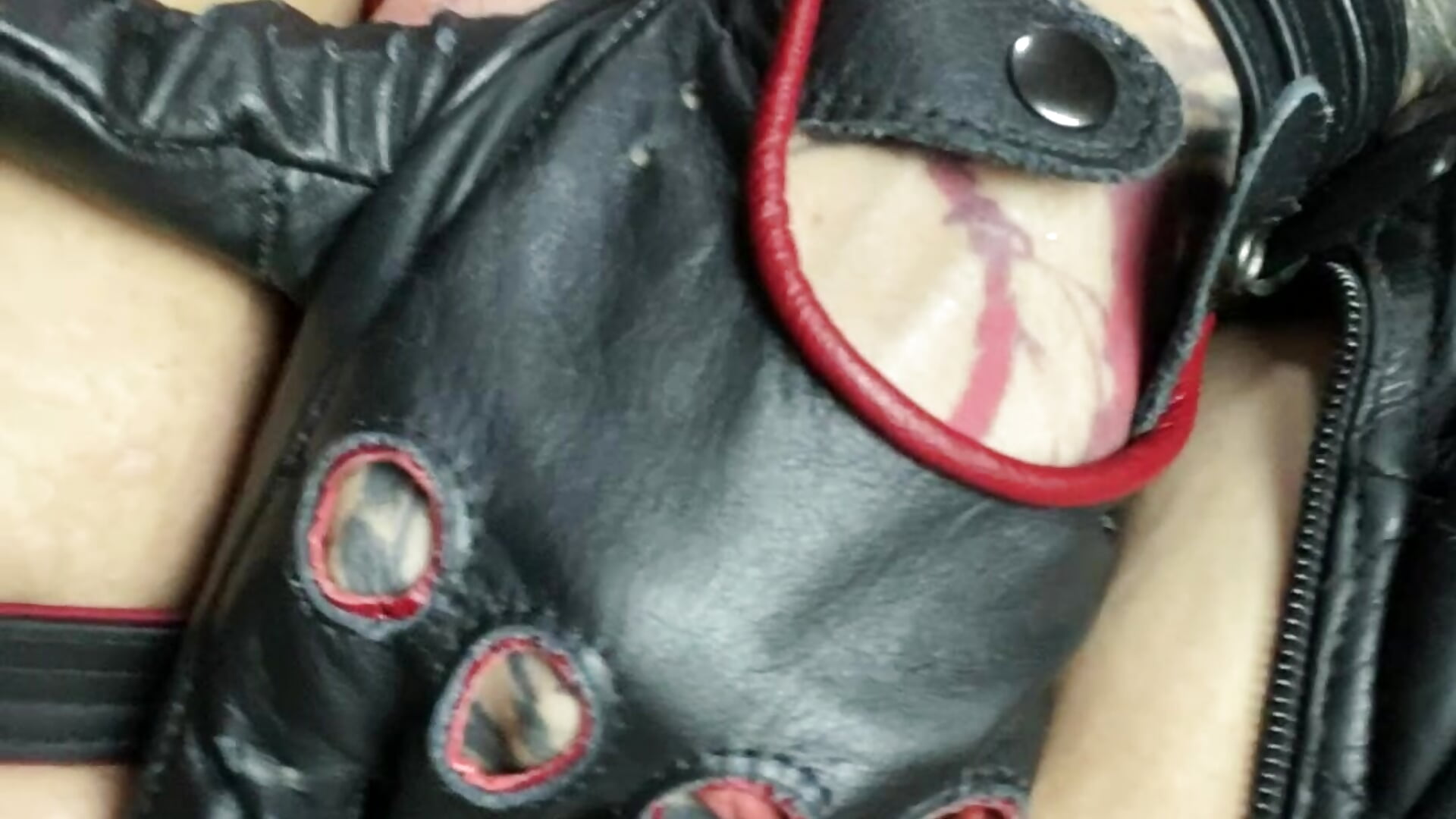 Jerking off - Leather gloves