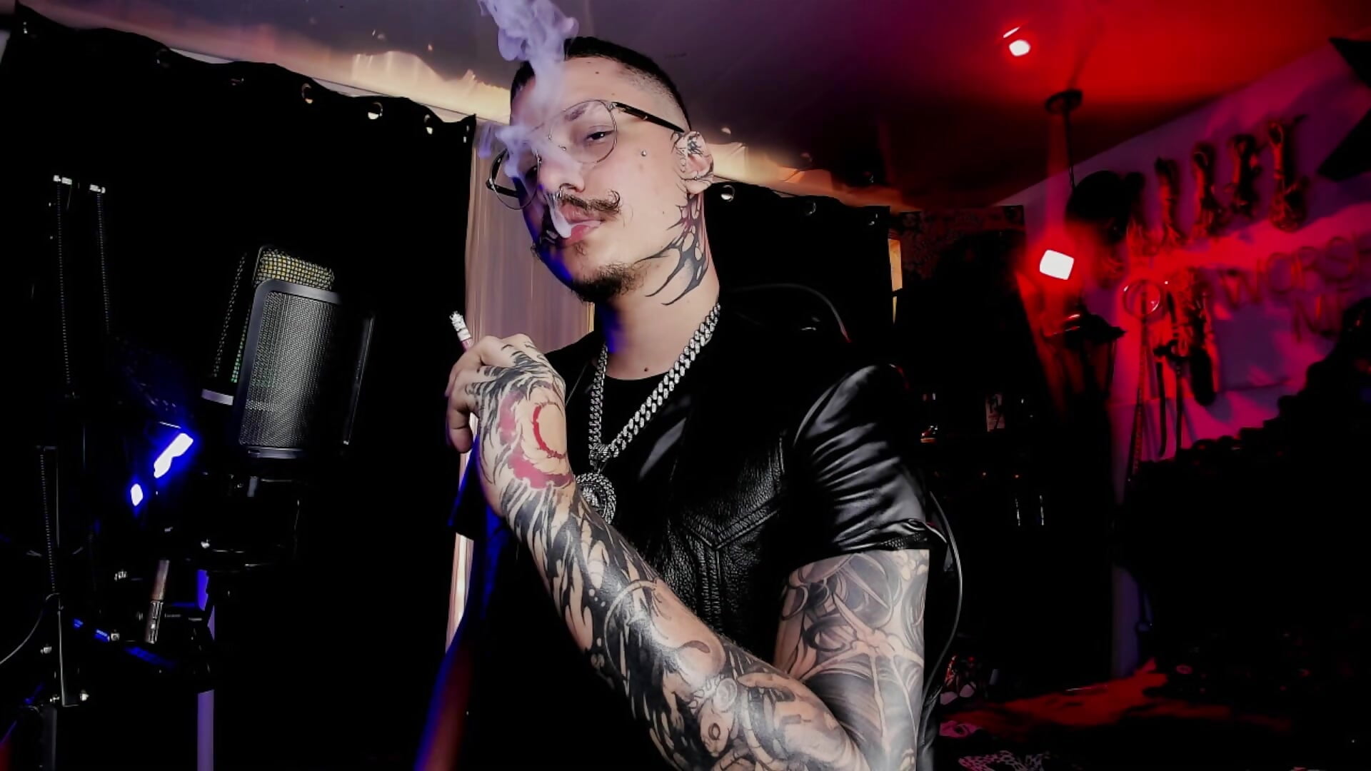 CLOUDS TEASE - video by allanhurtss cam model