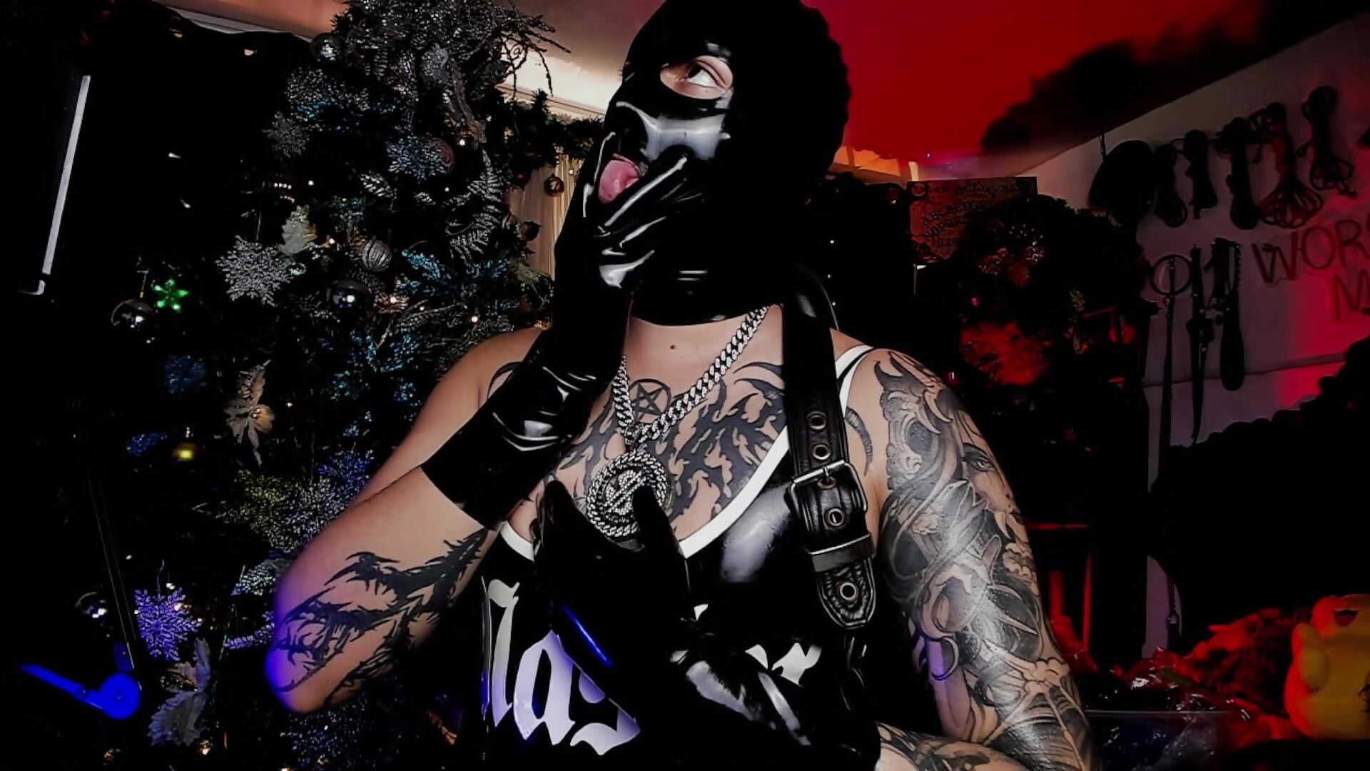 RUBBER MASTER - video by allanhurtss cam model