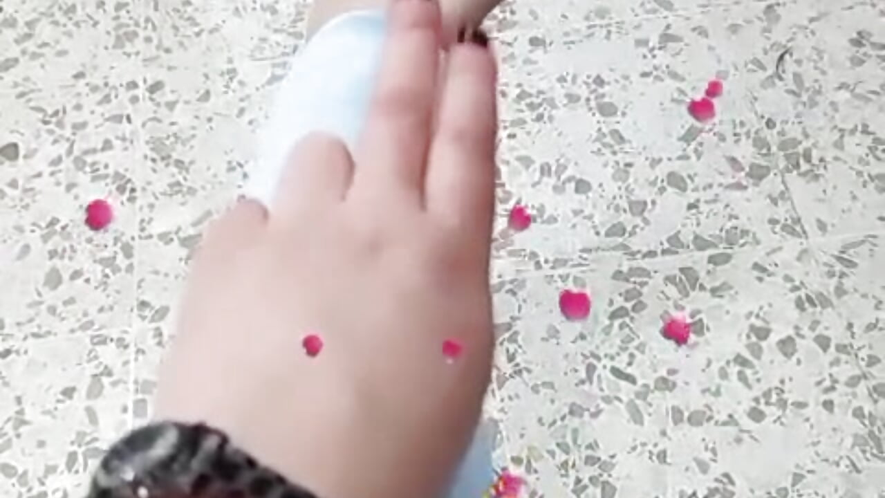 poniendo bellas mis manos y pies - video by Chanelll_Taylorr_ cam model