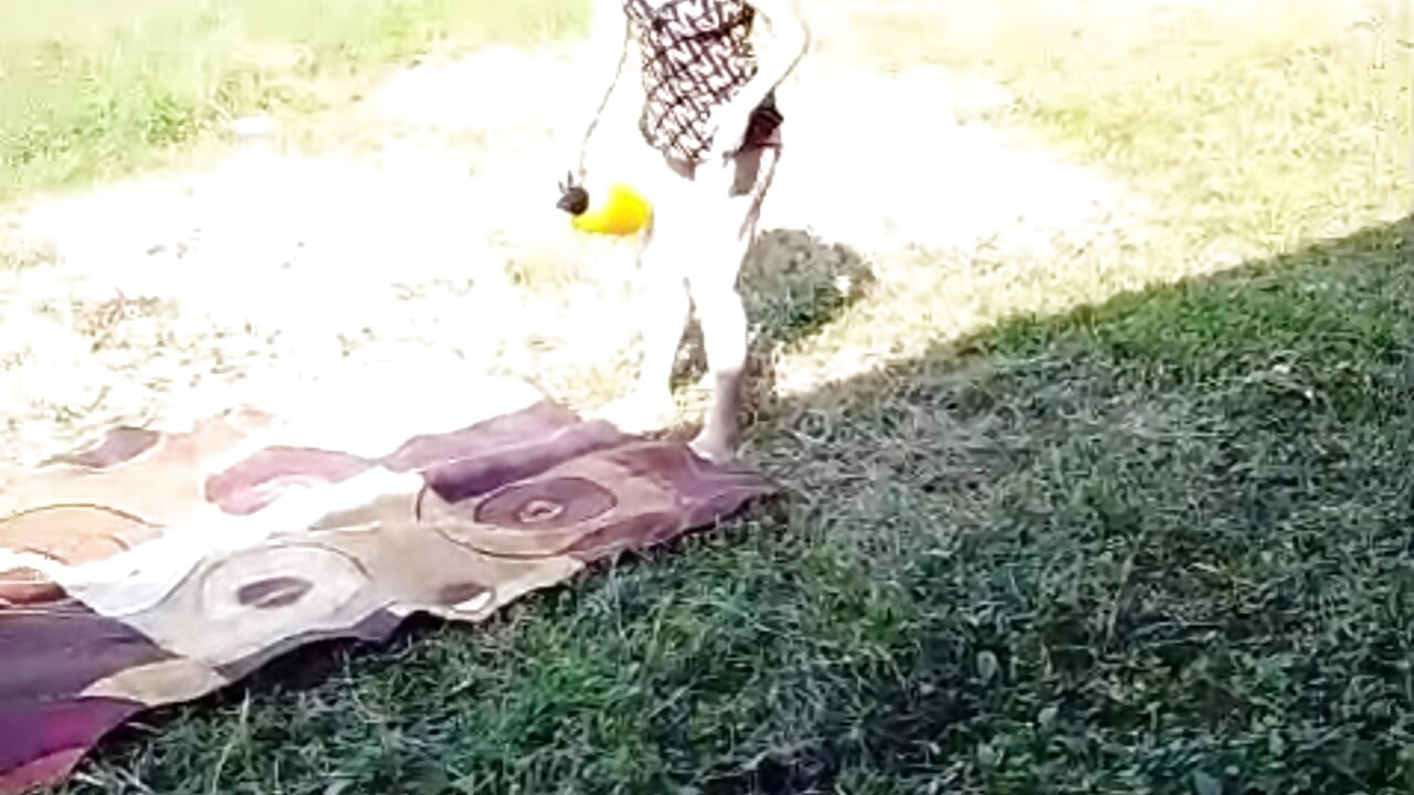 chanel fumigating the surroundings to scare away the ants lol - vídeo de la modelo de cam Chanelll_Taylorr_