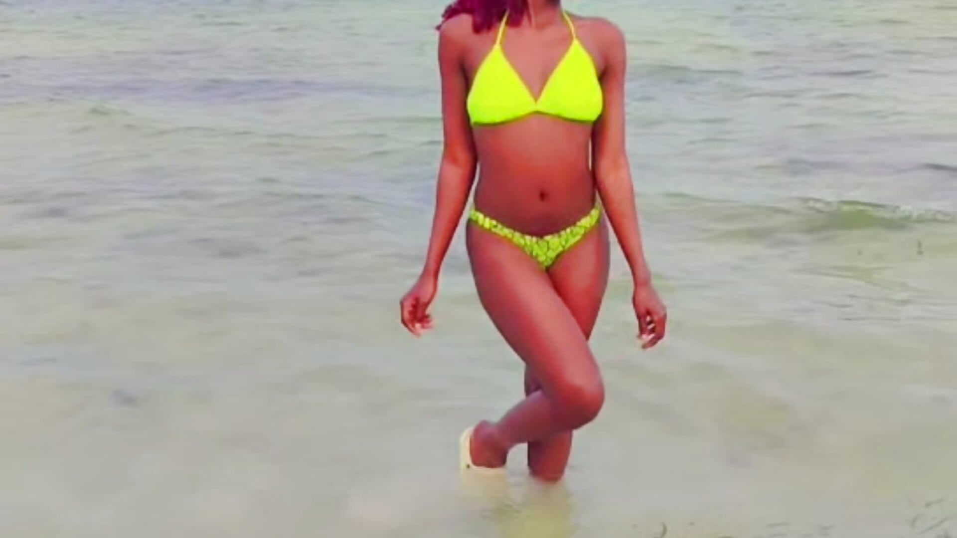 Squirts at the beach - відео від вебкаммоделі __Squirts__