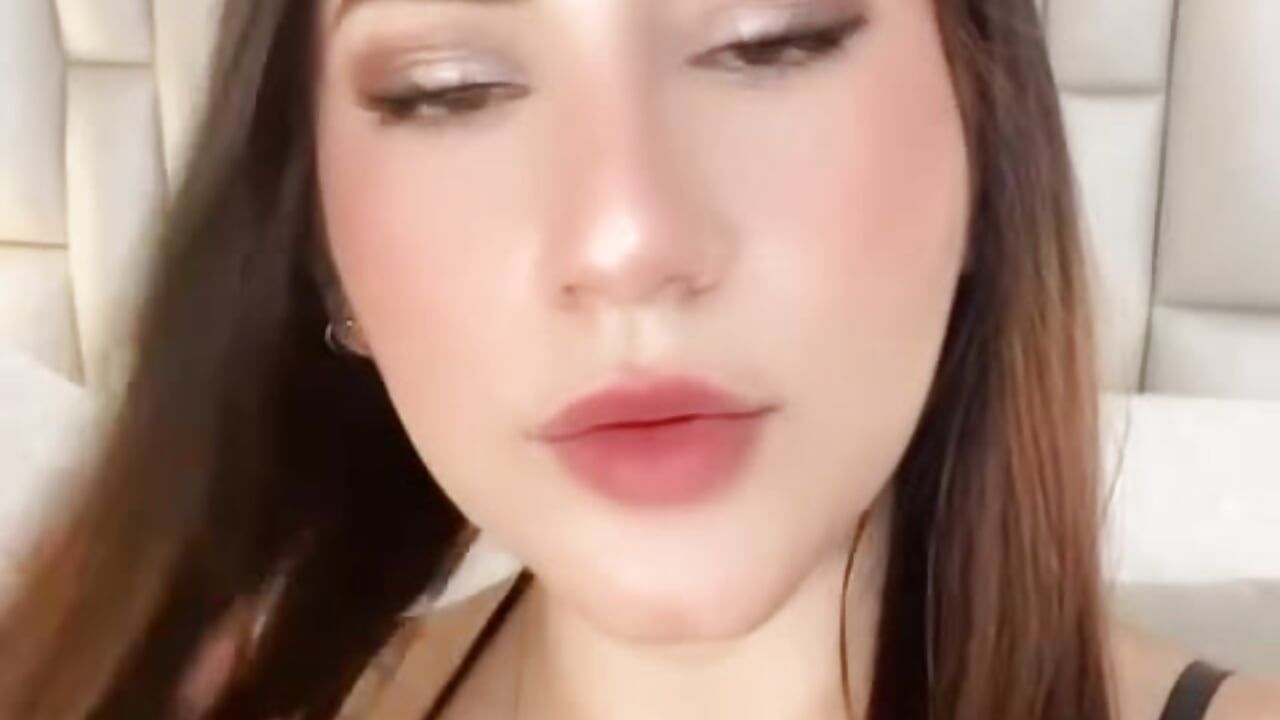 a naughty girl – video od webkamerové modelky Emily_robertss