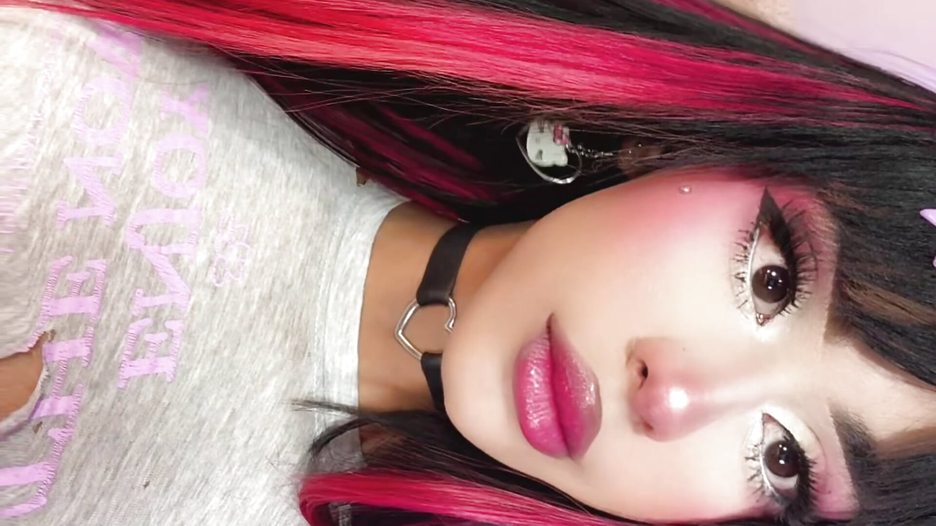 71284030444d43639a4001cbcf6a3aed - video by Cute_Roxxy cam model