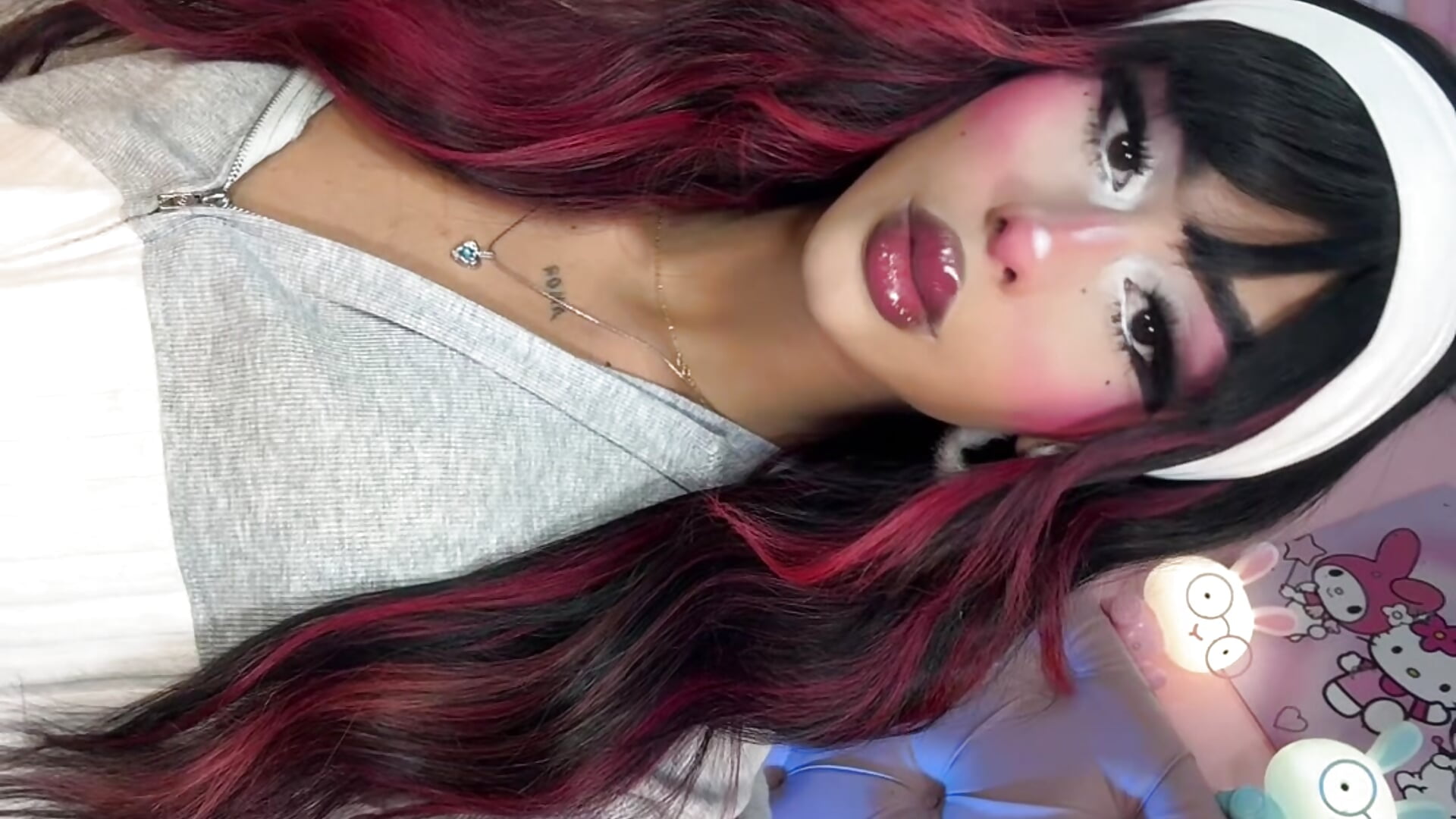 :))) - video by Cute_Roxxy cam model