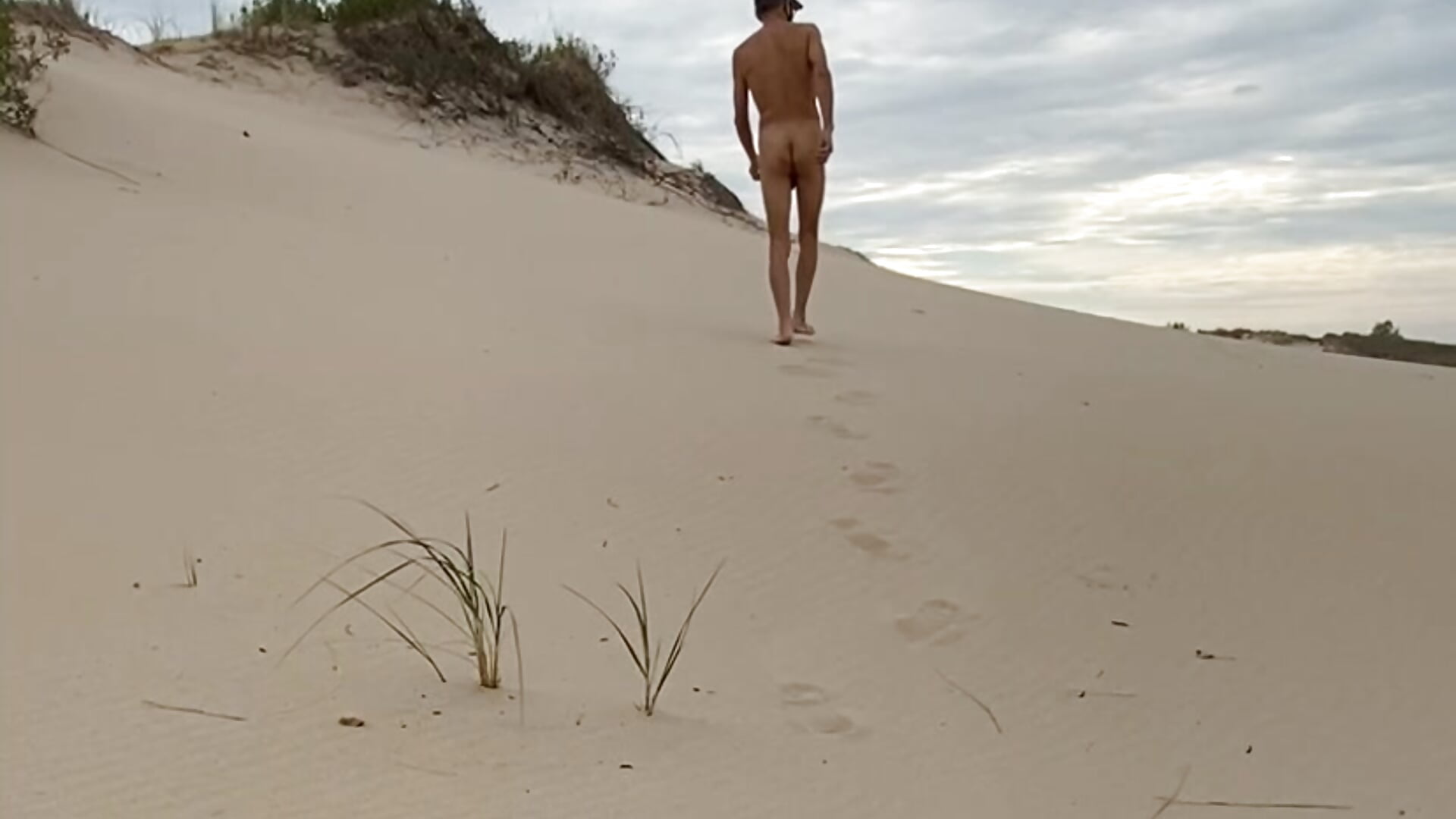 Climb the sand dunes - video by benben404 cam model