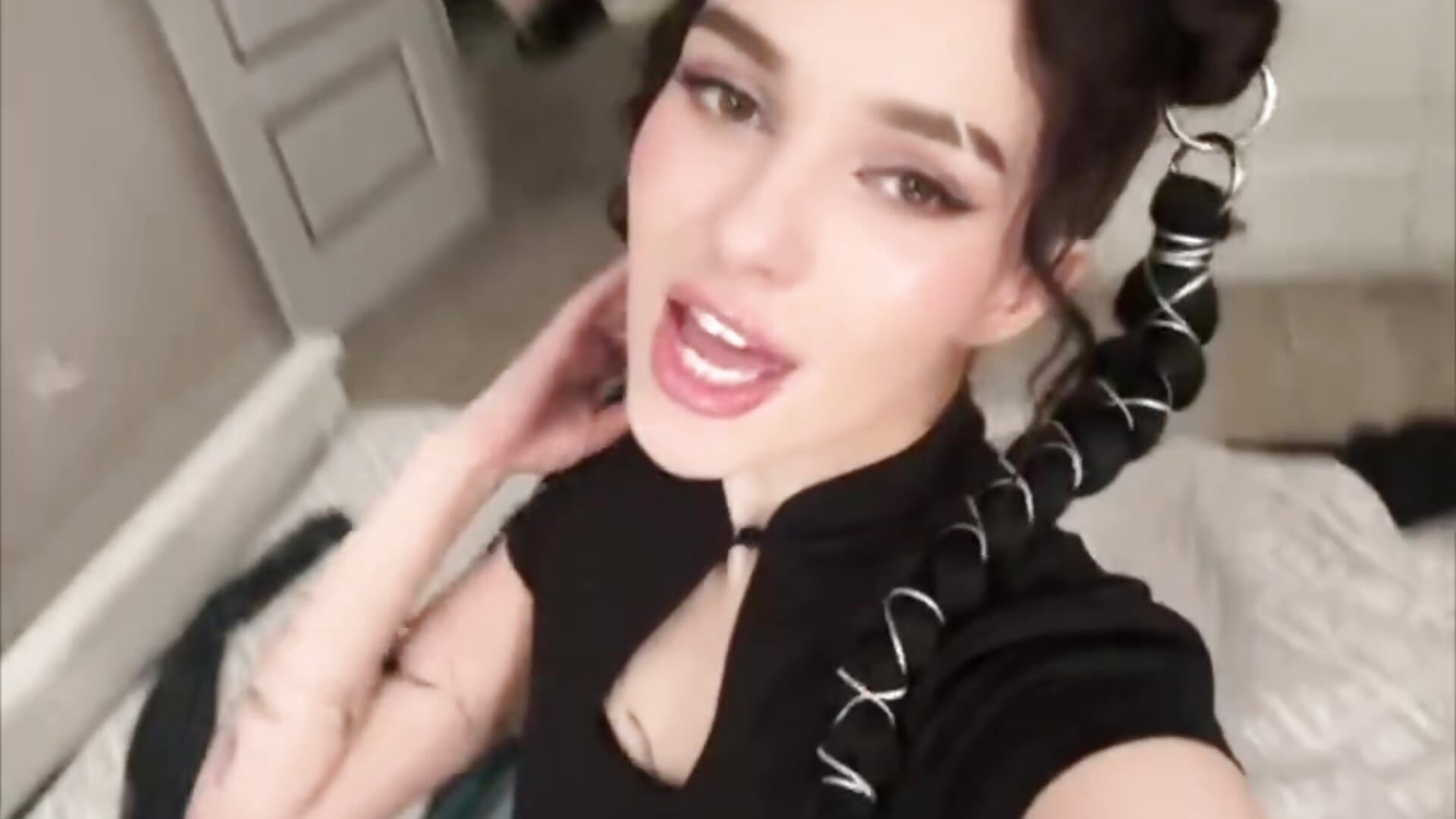 If this post gets 50 likes, I'll cosplay as Spider-Man.🕷️🕸️－カメラキャストのammy_cummyの動画