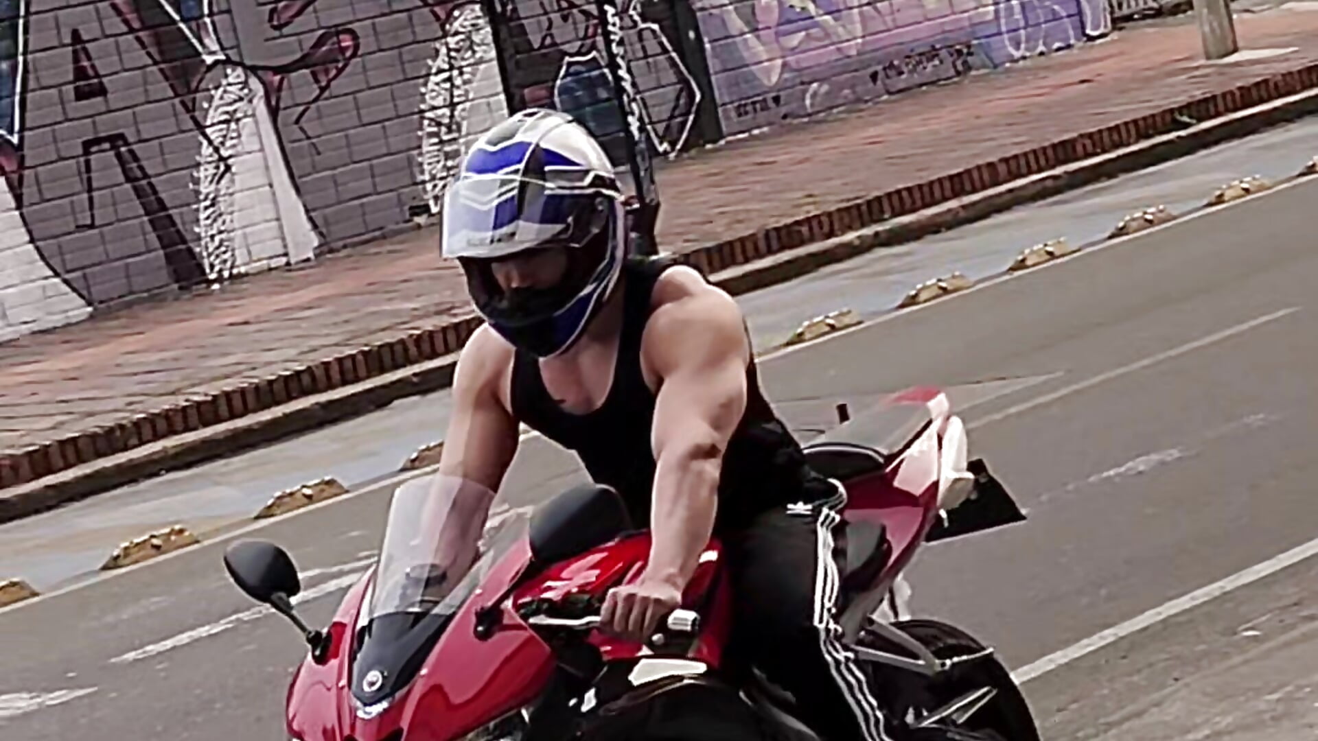 Muscle jhay motobiker cbr600 in the city