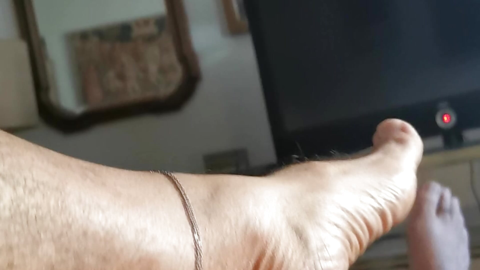 FOOT PLAYS WITH COCK - video van onidww cam-model