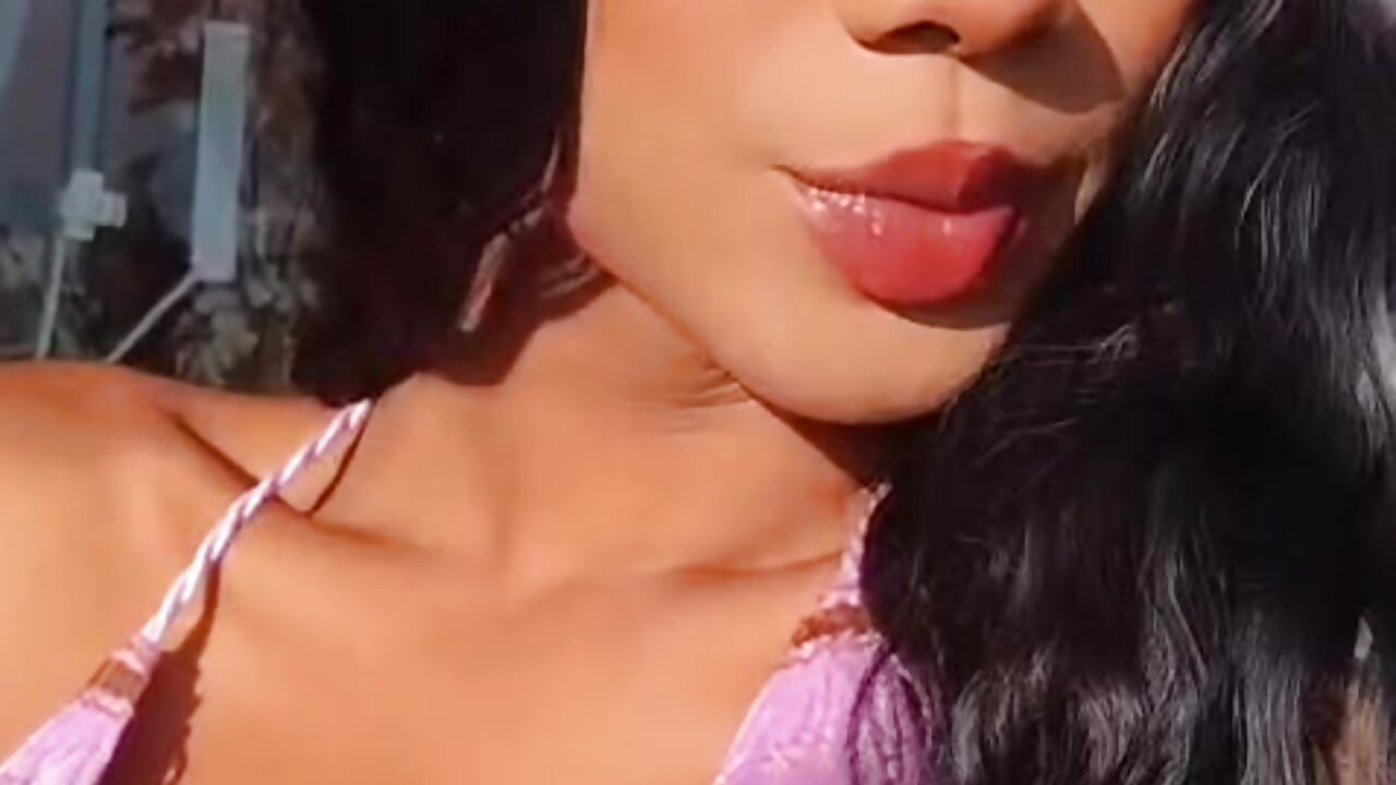 Smiling sweet, but my thoughts are anything but innocent… 💕 - vídeo de NaomiSteward modelo de câmara