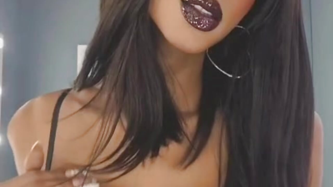 Kneel for your chocolate queen 🍫💦 - vídeo de NaomiSteward modelo de câmara