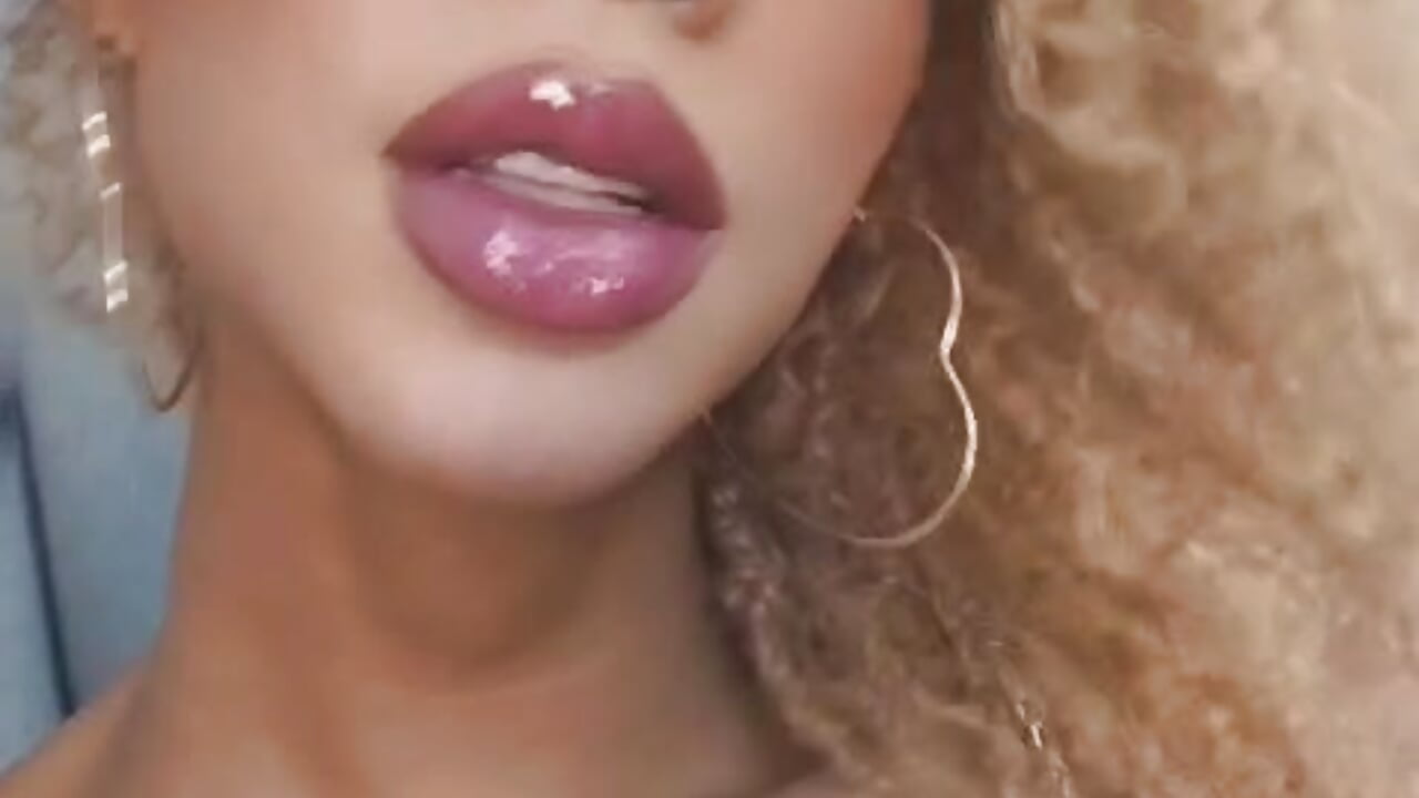 Playful… but only for the ones who deserve it 😘 - vídeo de NaomiSteward modelo de câmara