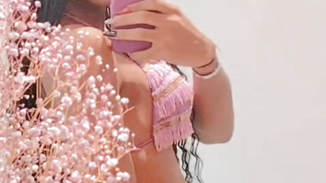 Caught between innocence and desire… which side do you want tonight? 😉✨ - vídeo de NaomiSteward modelo de câmara