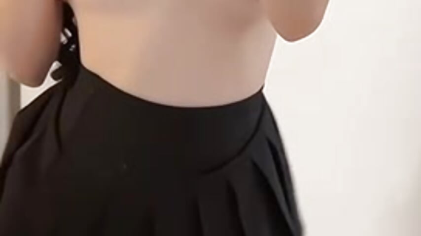 扭一扭胸胸 – video modela na kameri Awedenwat