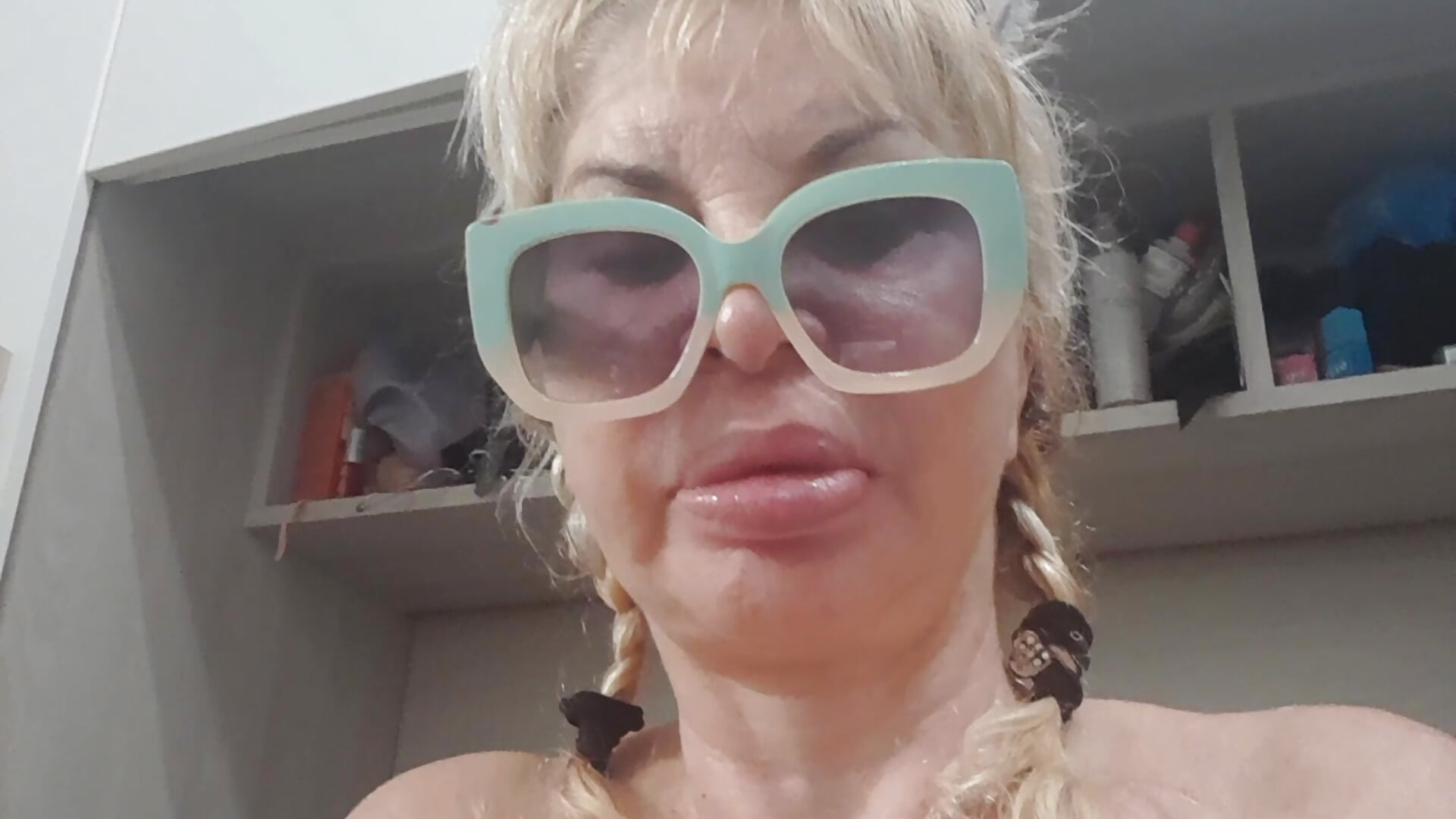 1000121551 – видео вебкам-модели manyaporno