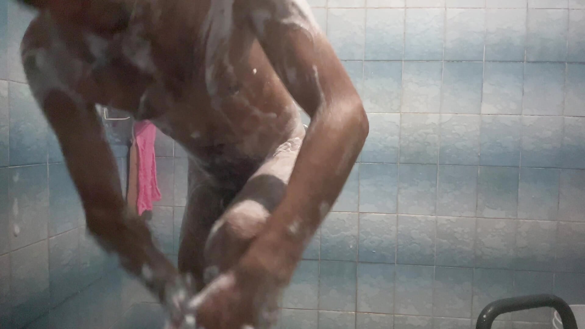 Bañándome, espero su propina para la segunda parte