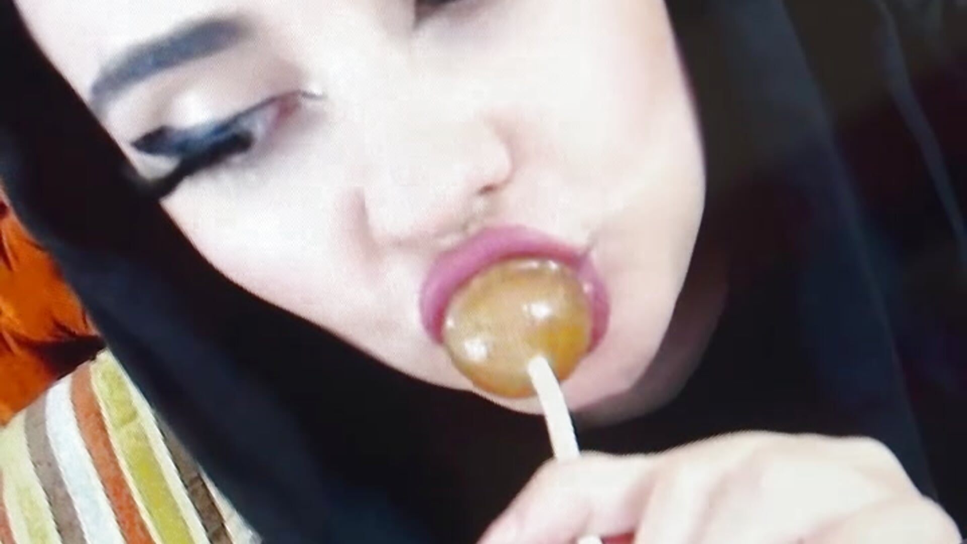 Suck the lollipop - video by ReynaMuslim cam model