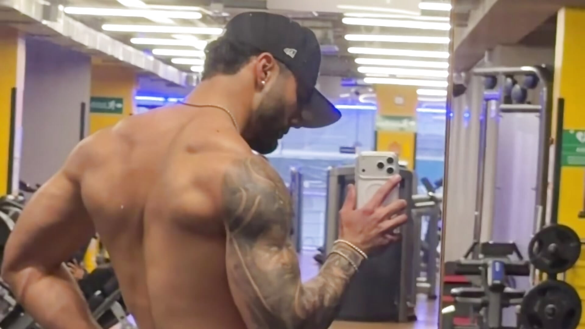 My back - Derek_w adlı kamera modelinin videosu