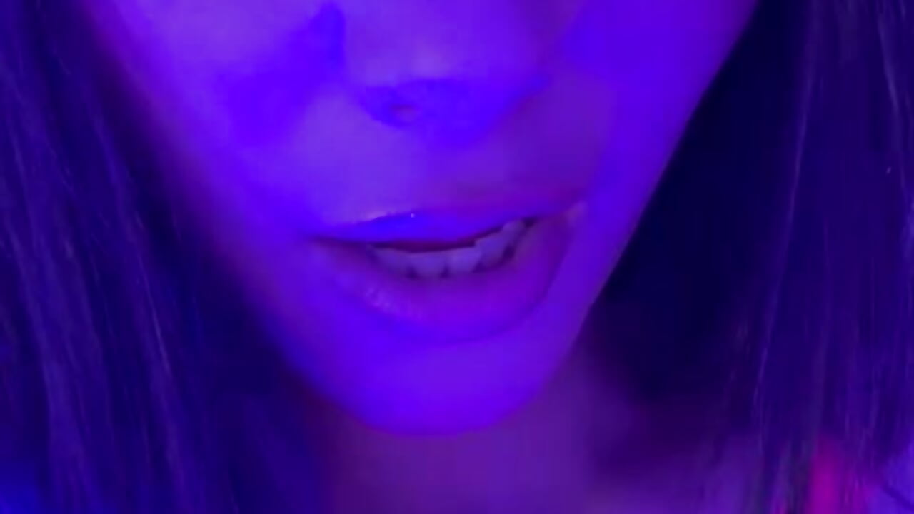 I light up the night... and your fantasies too 💚🔥 – видео вебкам-модели kareena_basu