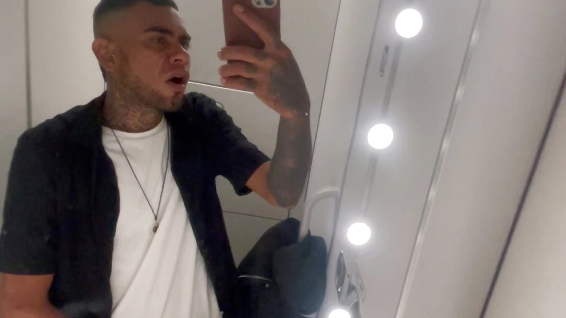 Jerk off in the airplane for europe 🍆🛩️ - video oleh Christopher_kenne kamera model