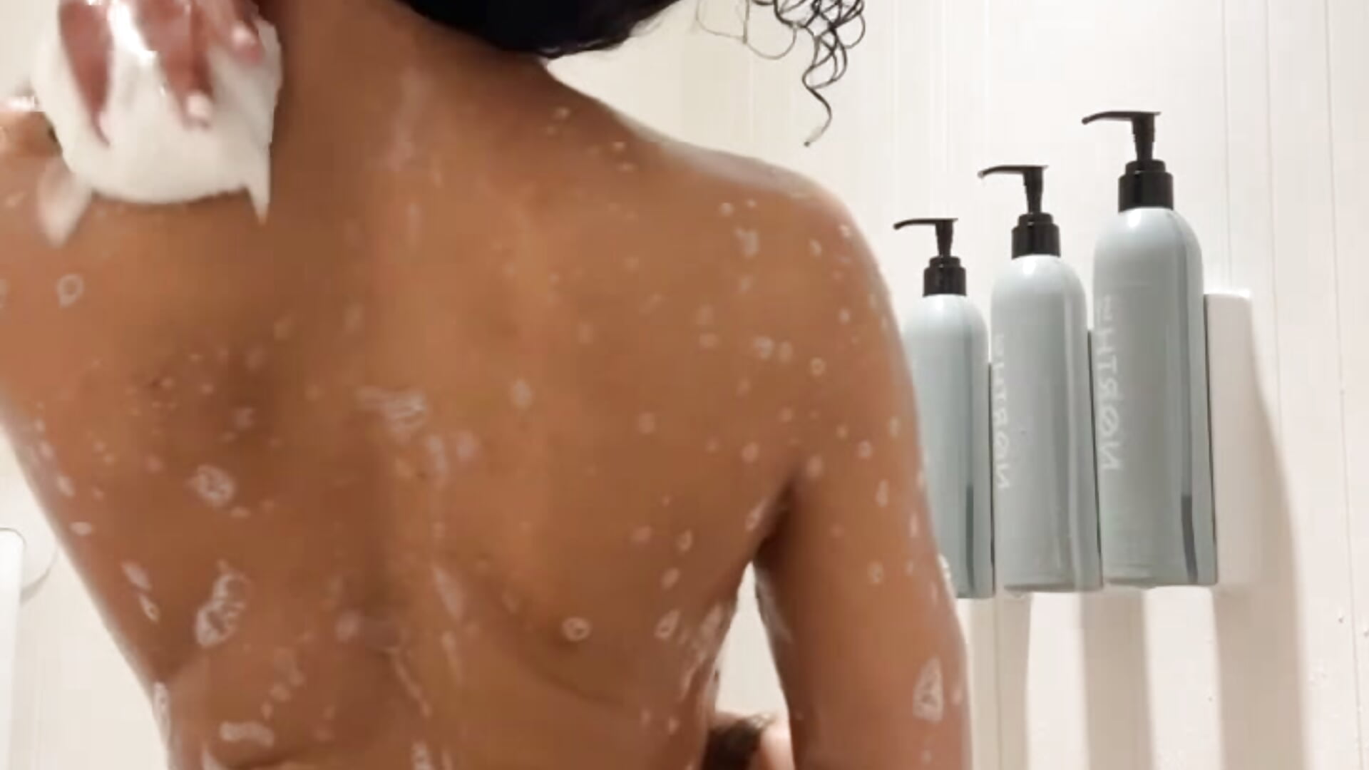 Dancing in the shower– MiaMilia kameramodell videója