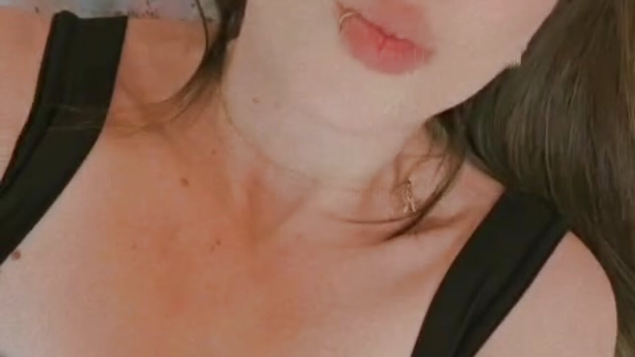 GIVE ME A DELICIOUS KISS 💋 - video oleh model kamera emilyharrix