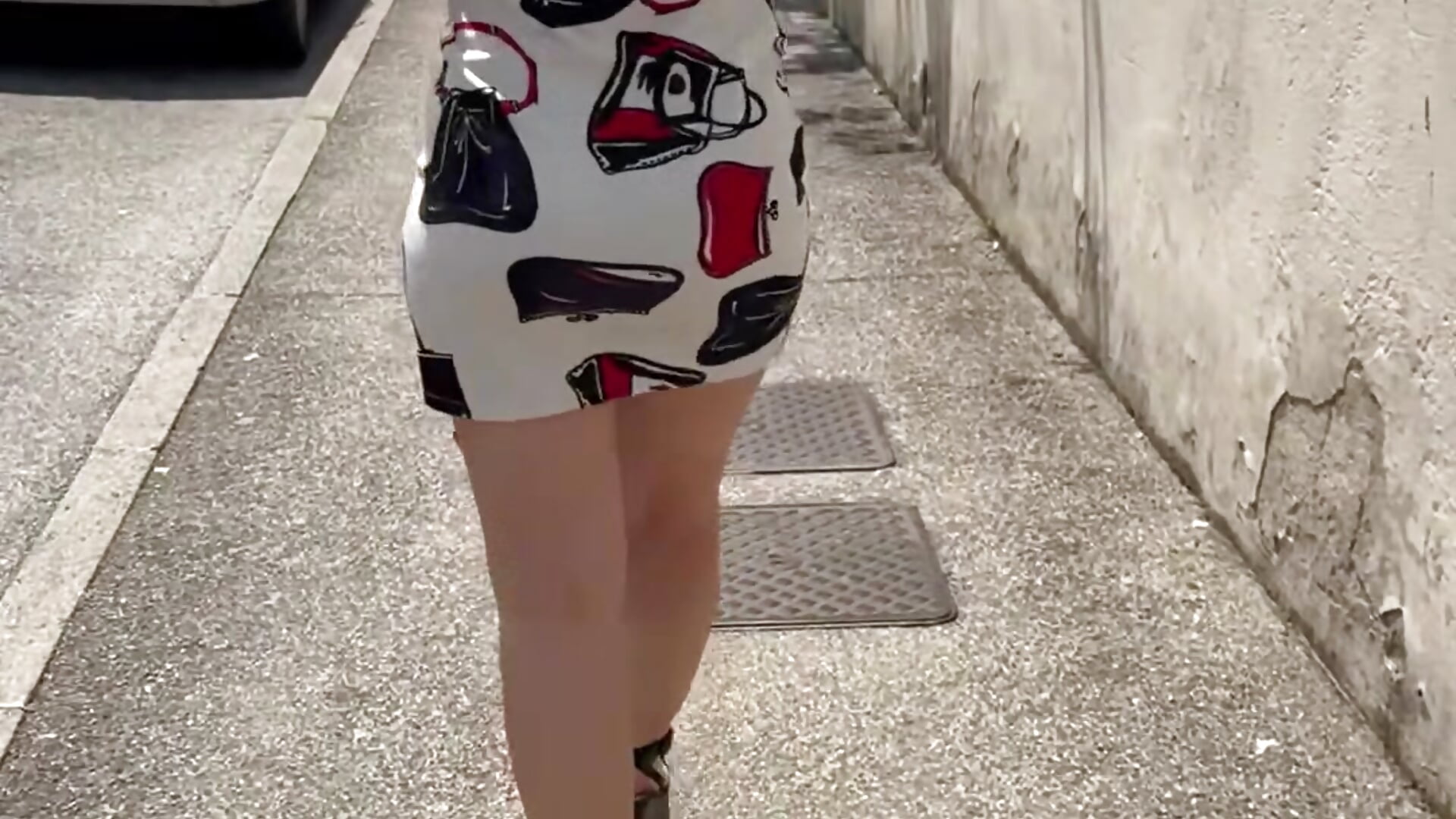 Walk without underwear under the dress