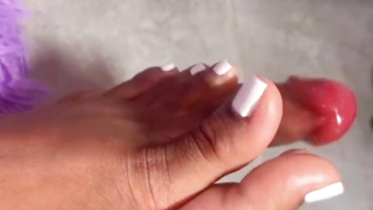 Footjob with sexy brown feets with white nails - відео від вебкаммоделі SunnyPage