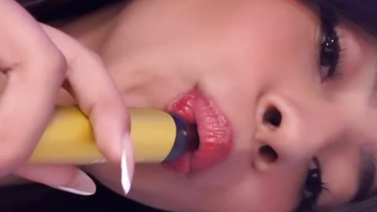 FOLLOW❤️  GUESS WHAT FLAVOR IT IS - video của người mẫu cam Vic_beckeer