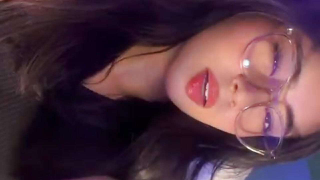 ¿Me veo más inteligente… o solo más sexy? 😉 - video của người mẫu cam Vic_beckeer