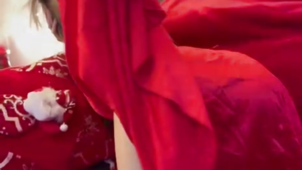 🔥✨ Christmas lights, tight dress and a very clear way to provoke you without saying everything. - video by AmmyJones_ cam model