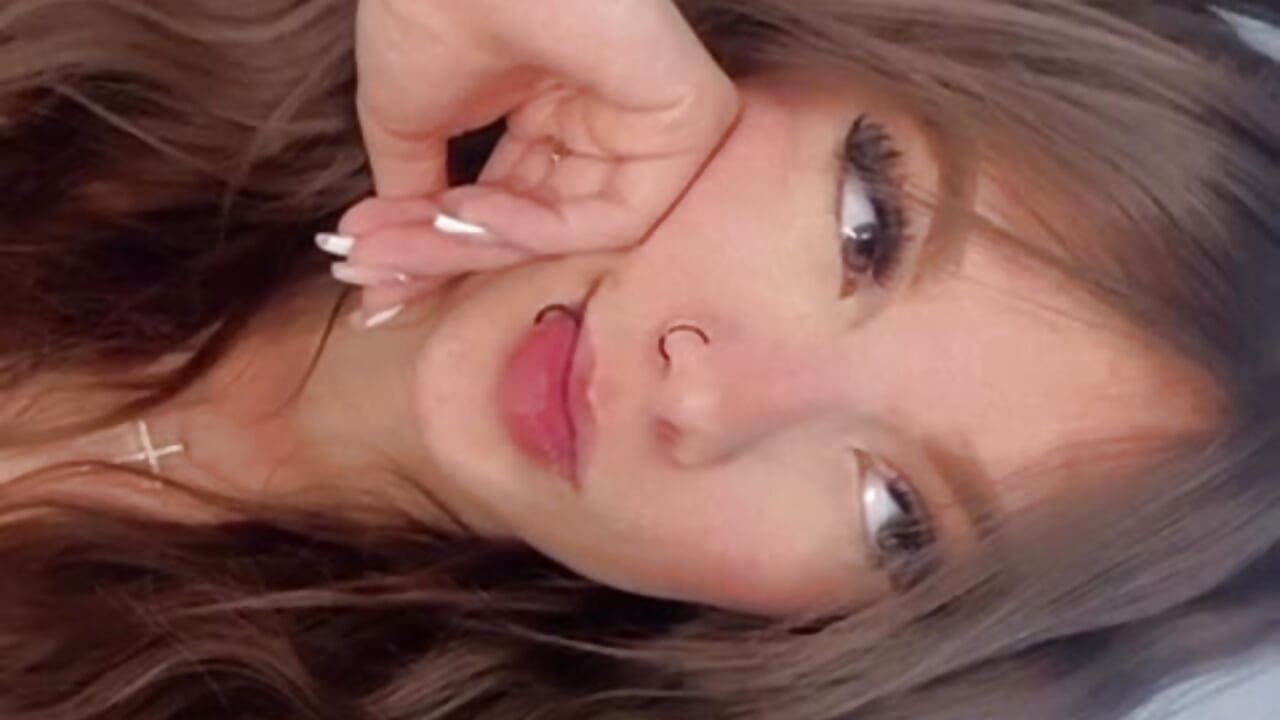 Today I want your focus, your desire, and those looks that make me blush 💜 - Vídeo de AmmyJones_, modelo de vídeos