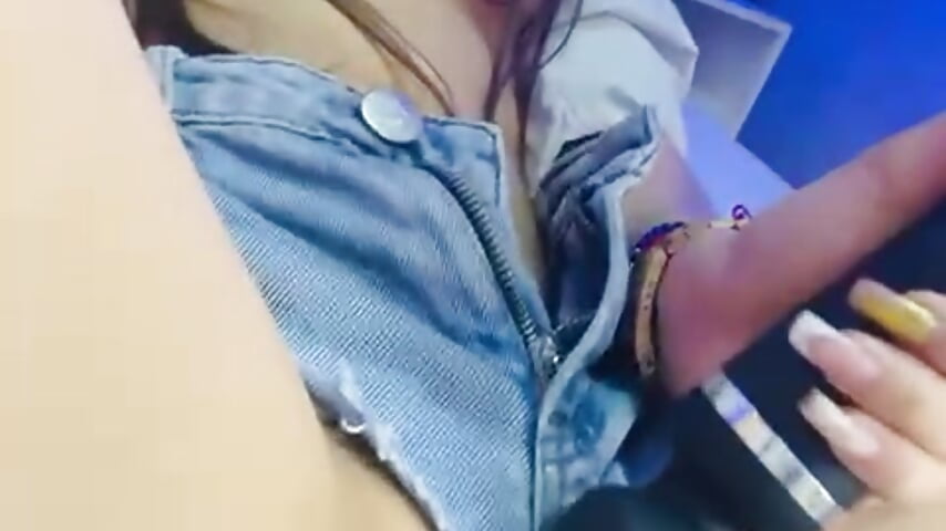 My pussy gets out of my shorts while I masturbate above! — filmik AmmyJones_, modela(-lki) na kamerkach