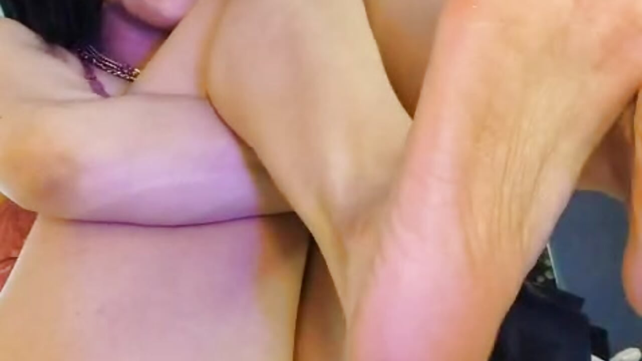 Imagine my feet rubbing your cock.. - vídeo de la modelo de cam ScarlatSultry