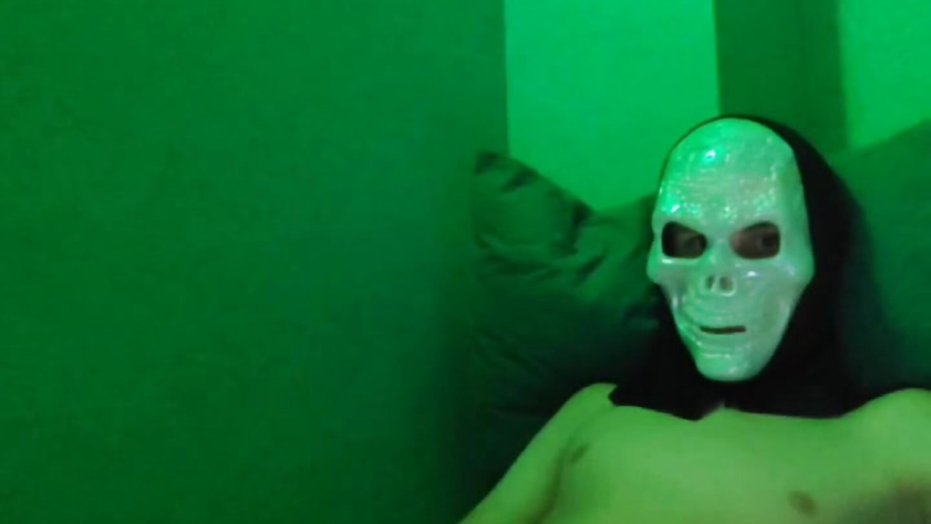 Jerking off on Halloween – video af OrgazMMen