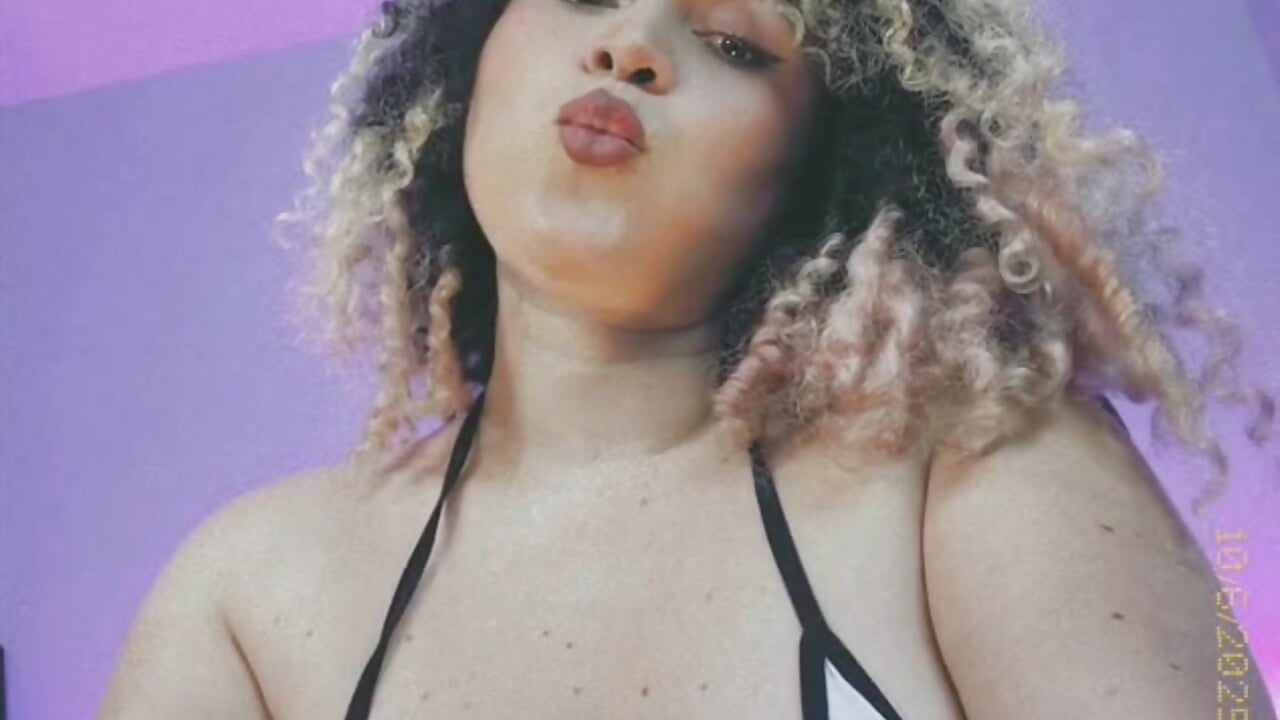 "I send you a kiss, but beware.... carries all the desire I have to lose myself in your skin."💋 - vidéo du modèle de showcams Kateryn_