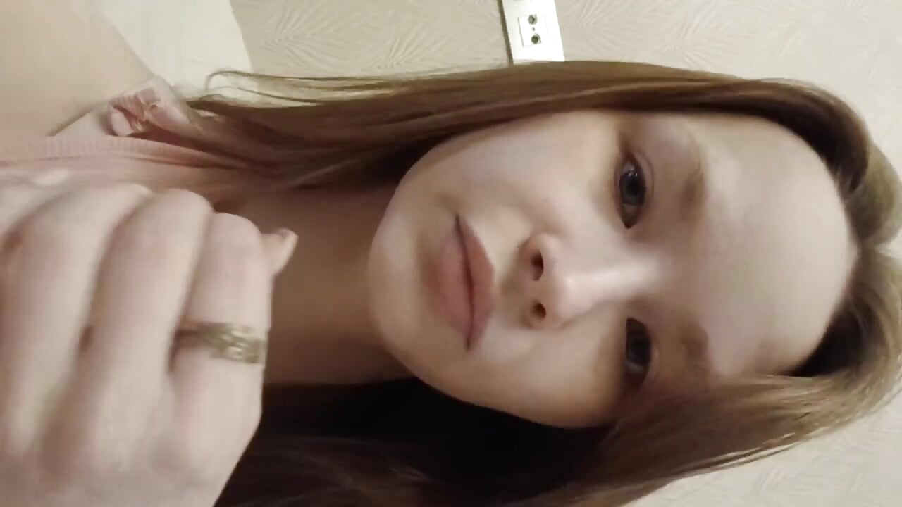 I smile sweetly - video by OnaZiroge cam model