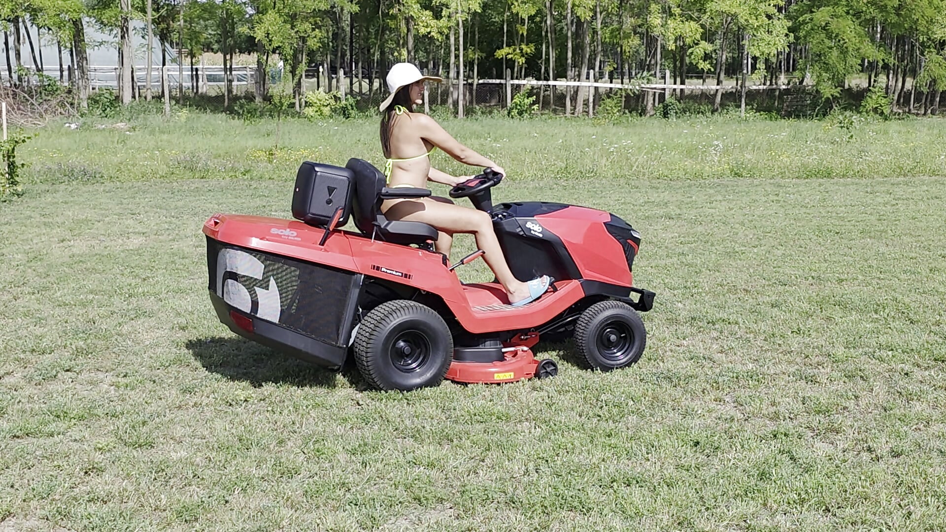 Gardener girl - video by Bunny_LiveShow cam model