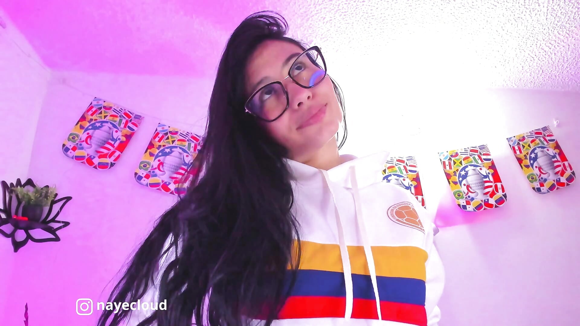 Do you like this? - فيديو من NayeCloud موديل الكام