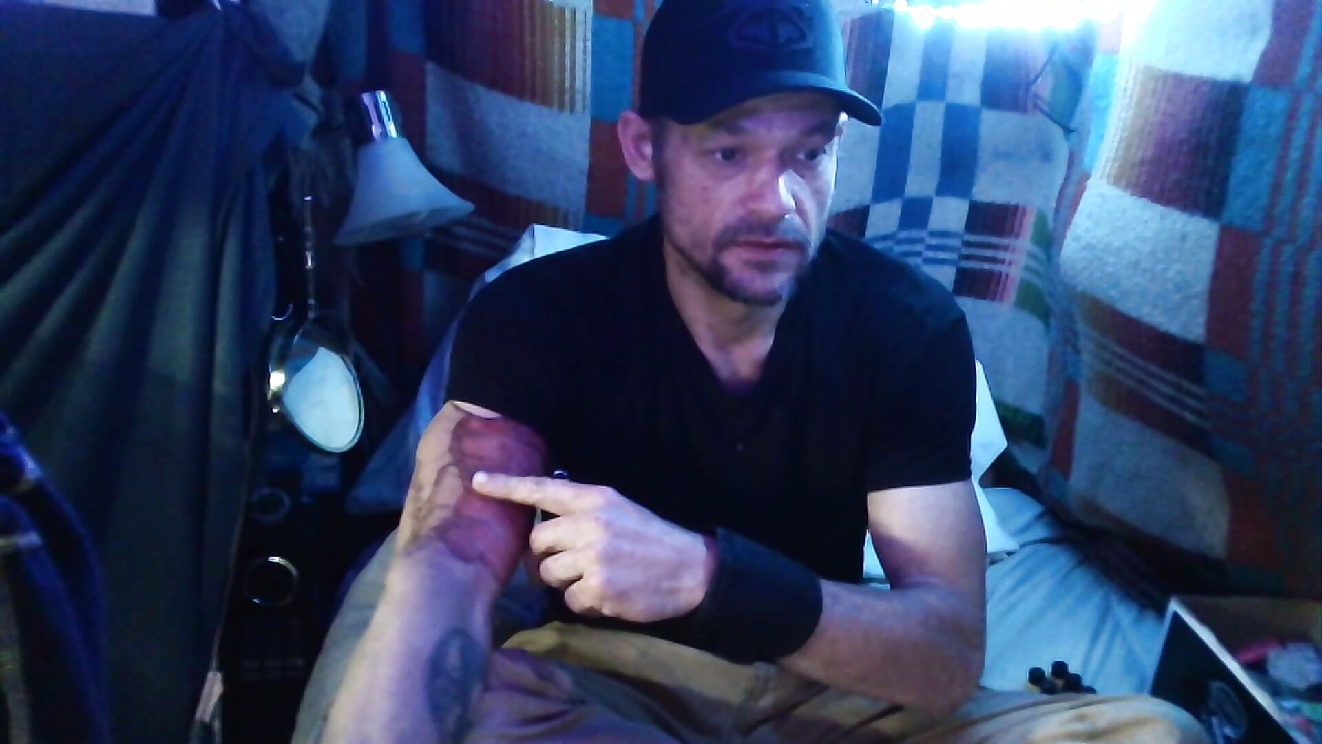 TheOneYouLove69's Tattoo work on his self. - vidéo du modèle de showcams TheOneYouLove69