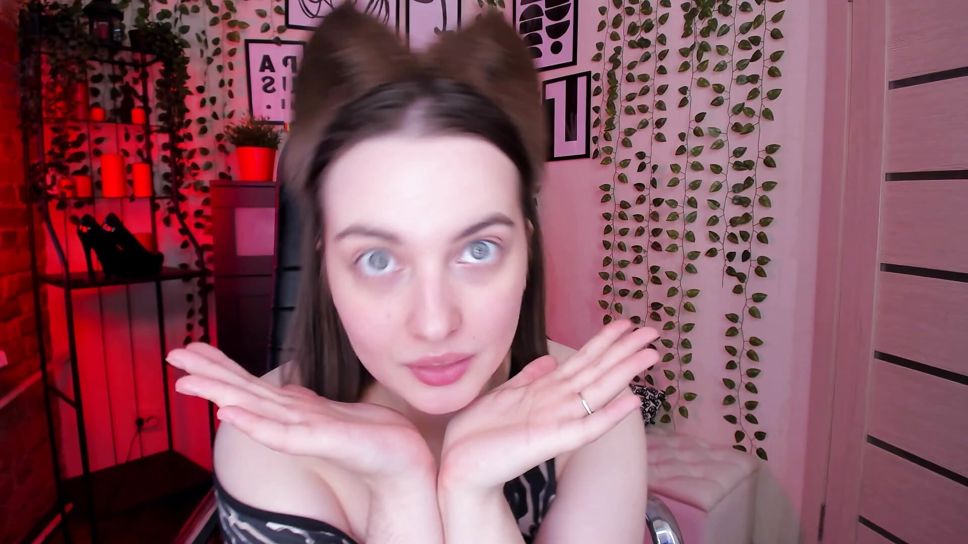 meow? - video di Astarte_Aste modella di cam
