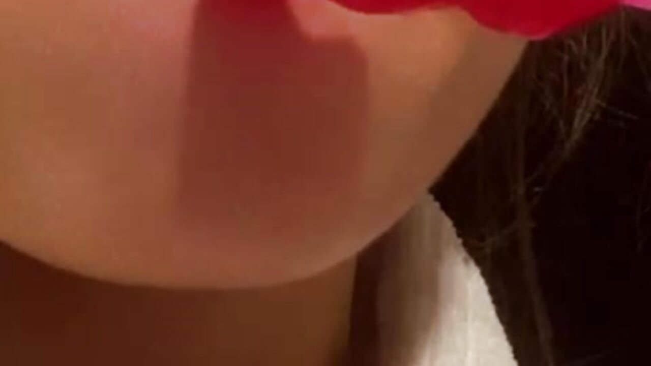 Enjoying a lollipop ❣️🤗 - video av MiilyWatson cam-modell