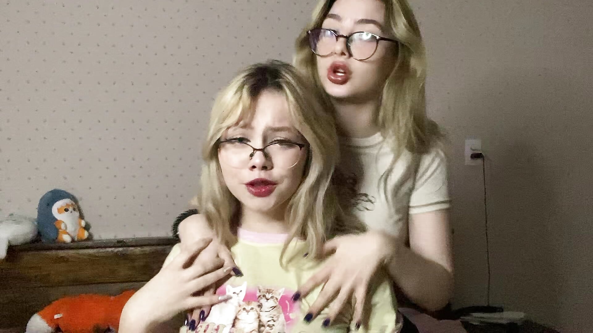 hey there! - video by blondes_with_glasses cam model