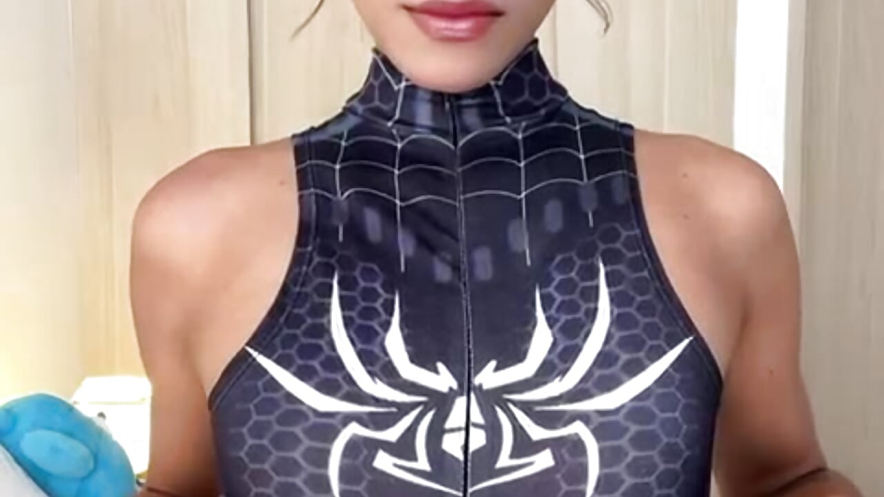 Hello, hello, arachnids.🕷️🕷️– VictoriaRoss1 kameramodell videója