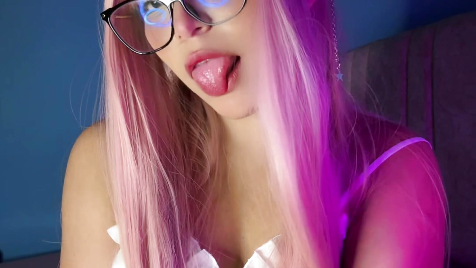 🧝🏼‍♀️… — filmik Lily_candy_X, modela(-lki) na kamerkach